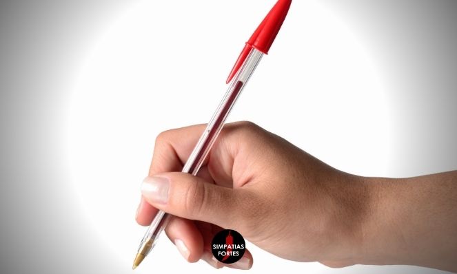 Escreva com caneta vermelha nesta simpatia para separar casal