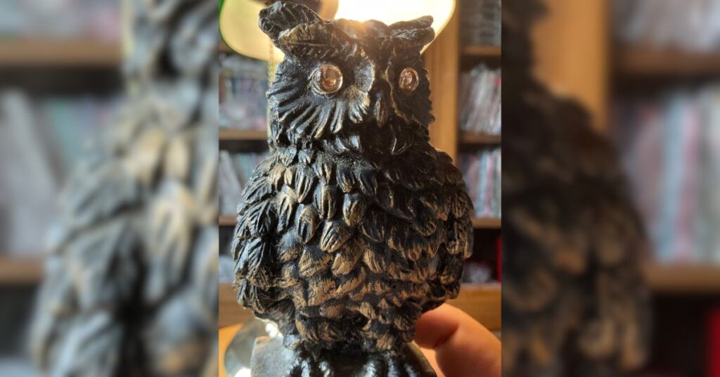 Simbolo Coruja - estatueta com olhos brilhantes