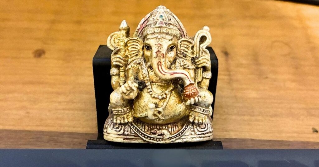Mini estátua dourada de Ganesha