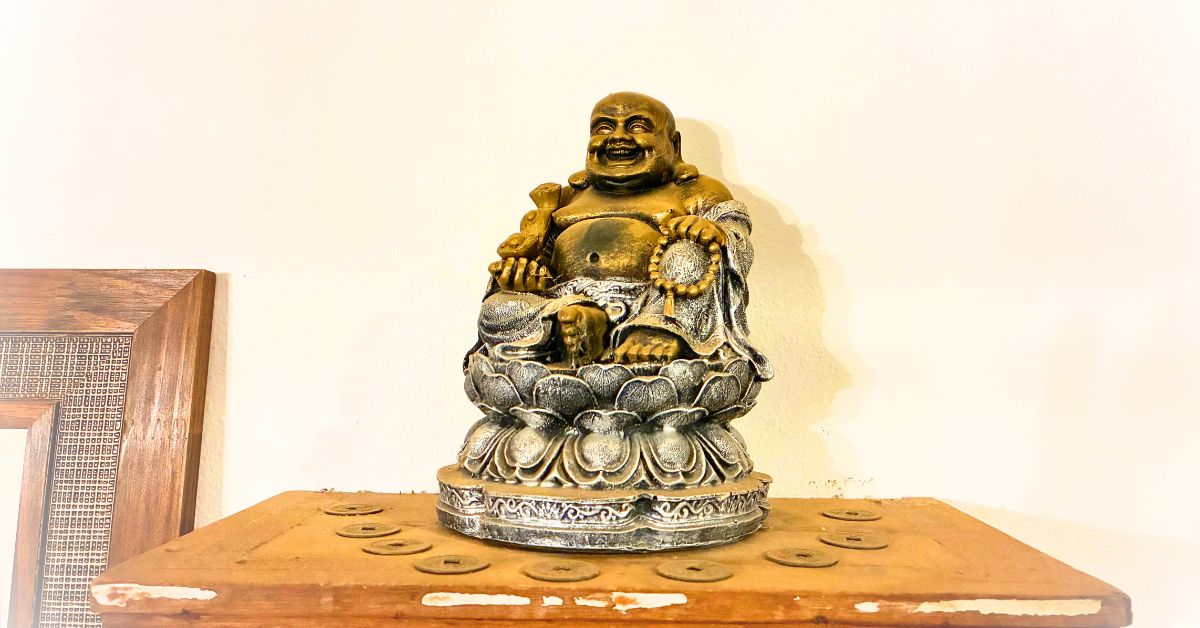 Simbolo Buda - Estátua com moedas ao redor